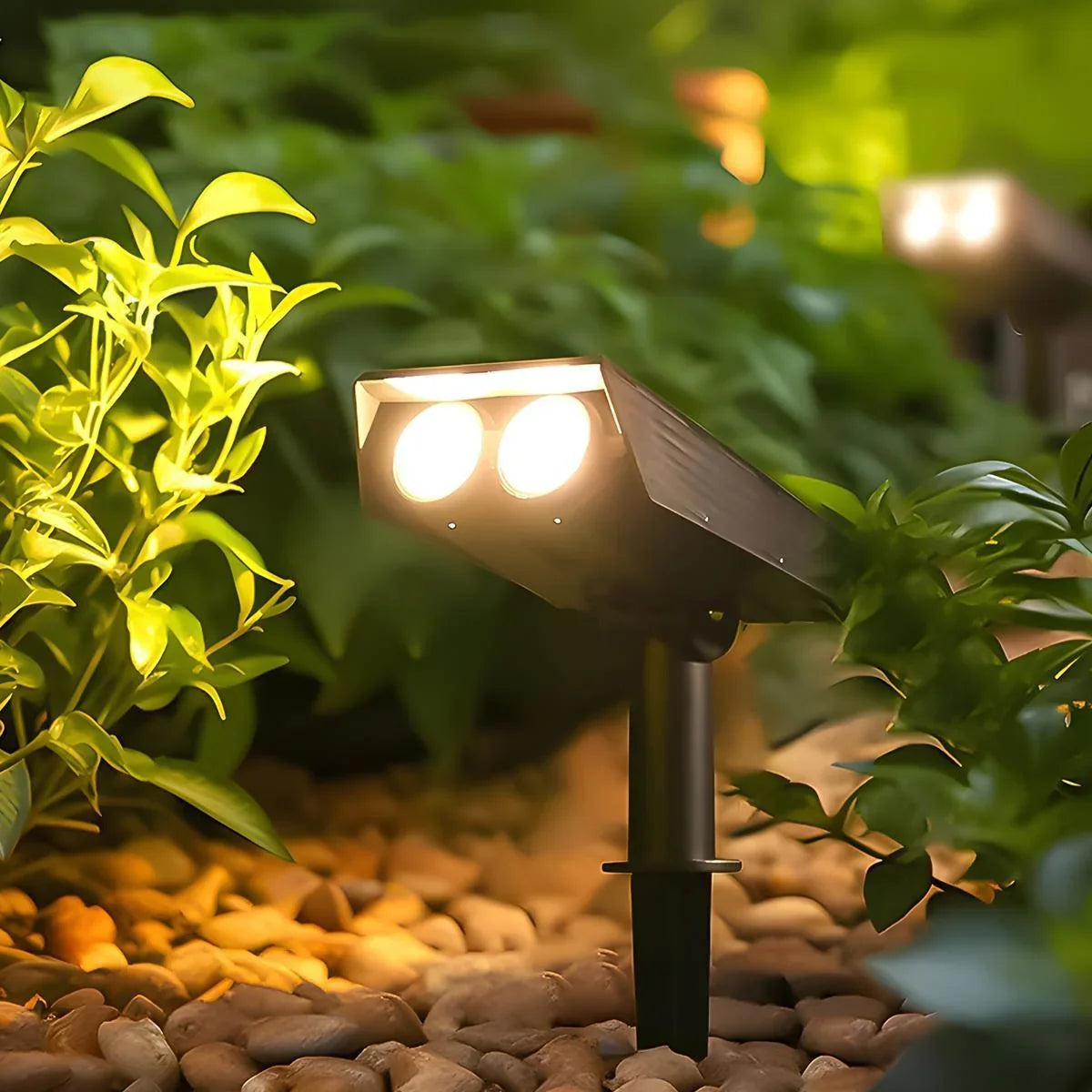Garden Spotlight | Solar-Powered & Adjustable Zoom | IP65 Weatherproof