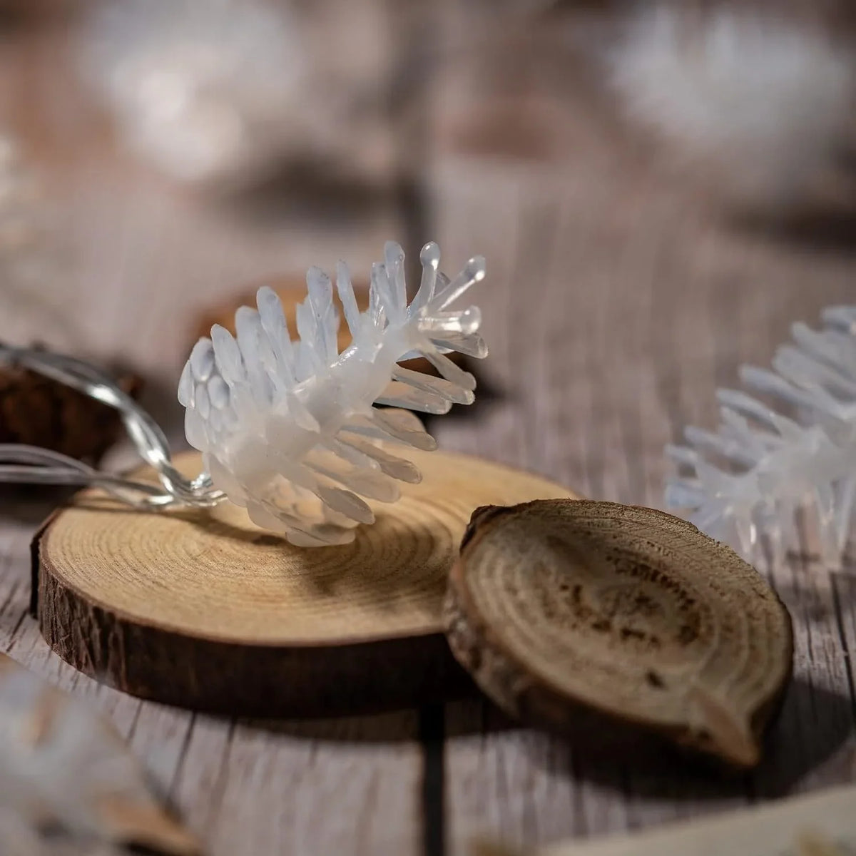 Table Lamp | Pinecone Design, Warm LED & Battery-Powered | 8 Light Modes